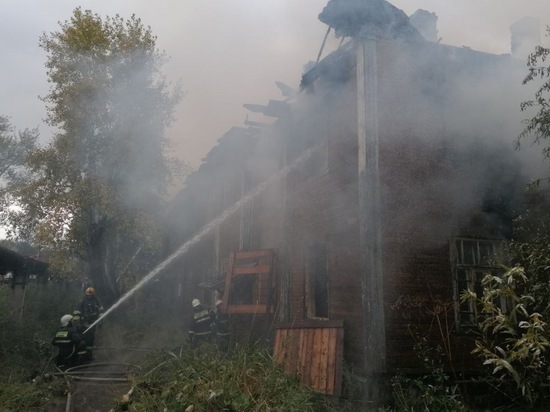 Пожар в нежилой деревяшке в Цигломени угрожал близлежащим строениям