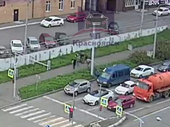 Сотрудники полиции задержали со стрельбой двух пешеходов в Покровском в Красноярске