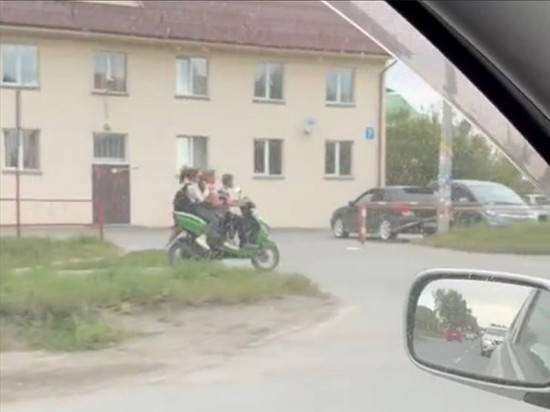 Новосибирцев взбудоражило сообщение о трех детях на мопеде