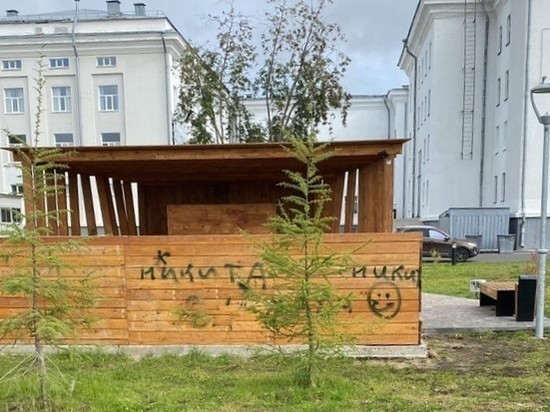 Благоустройство сквера было проведено совсем недавно, но наведенный порядок поддержать не удалось