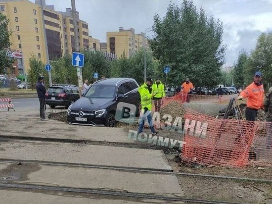 Иномарка провалилась в вырытую траншею на тротуаре в Казани