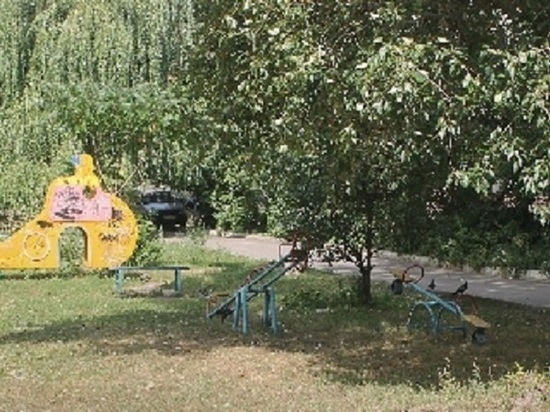 В орловском дворе нашли опасную детскую площадку