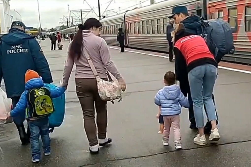 Вновь прибывших детей. Беженцы с Украины. Поезд с беженцами. Ярославль притыли ьежкнцы.