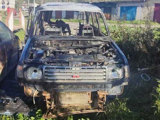Автомобиль Mitsubishi Pajero сгорел на юге Сахалина