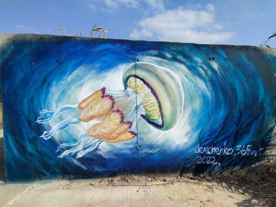 В Анапе появились стрит-арты с медузой и богомолом