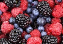 Онкологические заболевания можно предотвратить, если употреблять в пишу определенные овощи и фрукты. Врач-диетолог Елена Соломатина рассказала, что нужно заполнить рацион продуктами с высоким содержанием антиоксидантов.