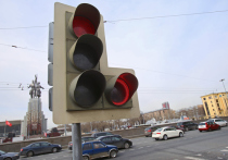 Вот уже несколько лет в Москве, Подмосковье и еще нескольких регионах проводится дорожный эксперимент: на некоторых светофорах висят таблички «Уступи всем, и можно направо», разрешающие правый поворот на красный свет без дополнительной стрелки