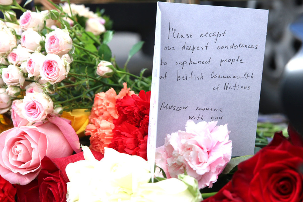Цветы и свечи у посольства Великобритании в Москве: как оплакивают Елизавету II