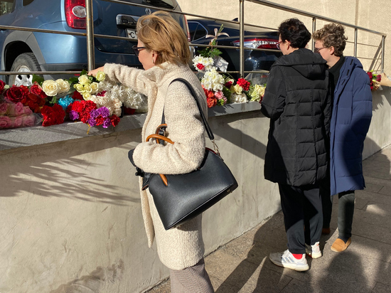 Около посольства Великобритании молодежь возлагала цветы, а пенсионеры скандалили