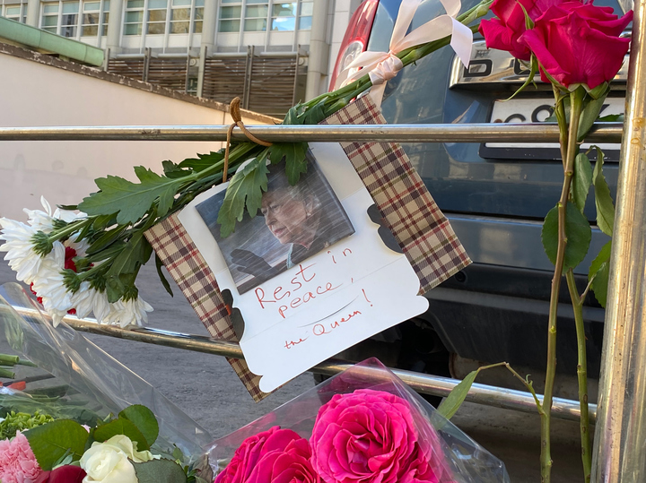 Около посольства Великобритании молодежь возлагала цветы, а пенсионеры скандалили