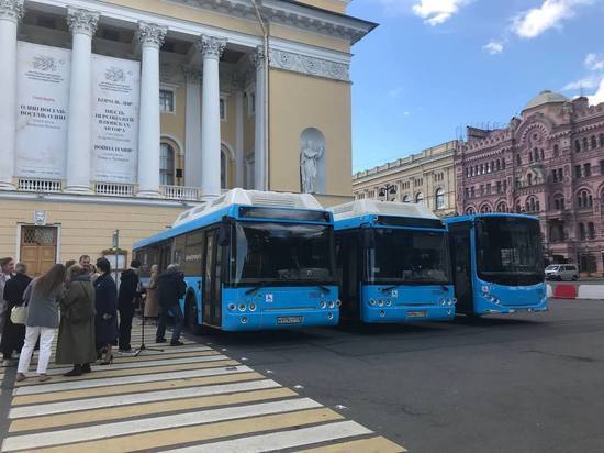 Презентация брендированных автобусов и троллейбусов стартовала возле Александринского театра
