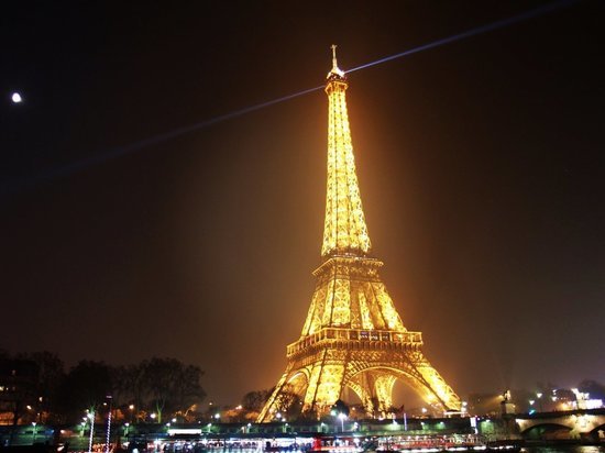 В Париже захотели сэкономить на освещении Эйфелевой башни