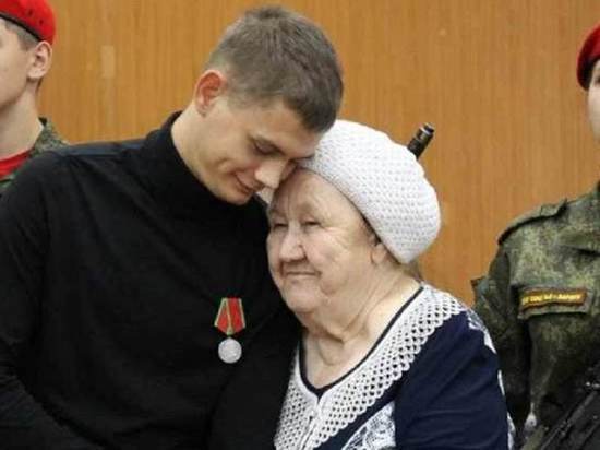 Уроженцу Алтайского края Александру Макарову вручили медаль Суворова за подвиги во время спецоперации