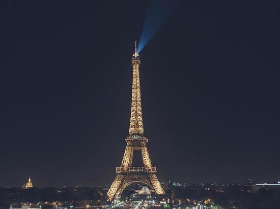 Время подсветки Эйфелевой башни сократят ради экономии электричества