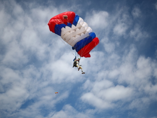 С воздушных шаров над Волгоградом 11 сентября спрыгнули 50 парашютистов