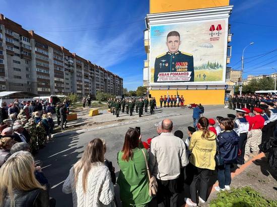 Масштабный мурал в память о погибшем на Донбассе герое торжественно открыли в Новосибирске