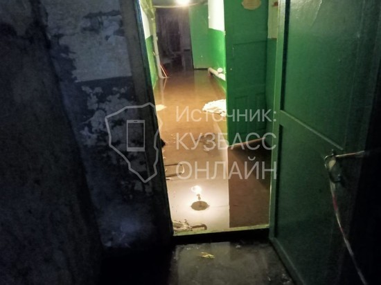 Нечем дышать: в кузбасском городе подвал дома затопило канализационными отходами