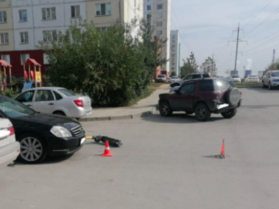 В Новосибирске 17-летняя девушка на самокате попала под колёса Nissan