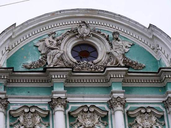 Петербуржцы не одобрили решение КГИОП о покраске фасада дома Елизаветы Бутурлиной в «исторический цвет»