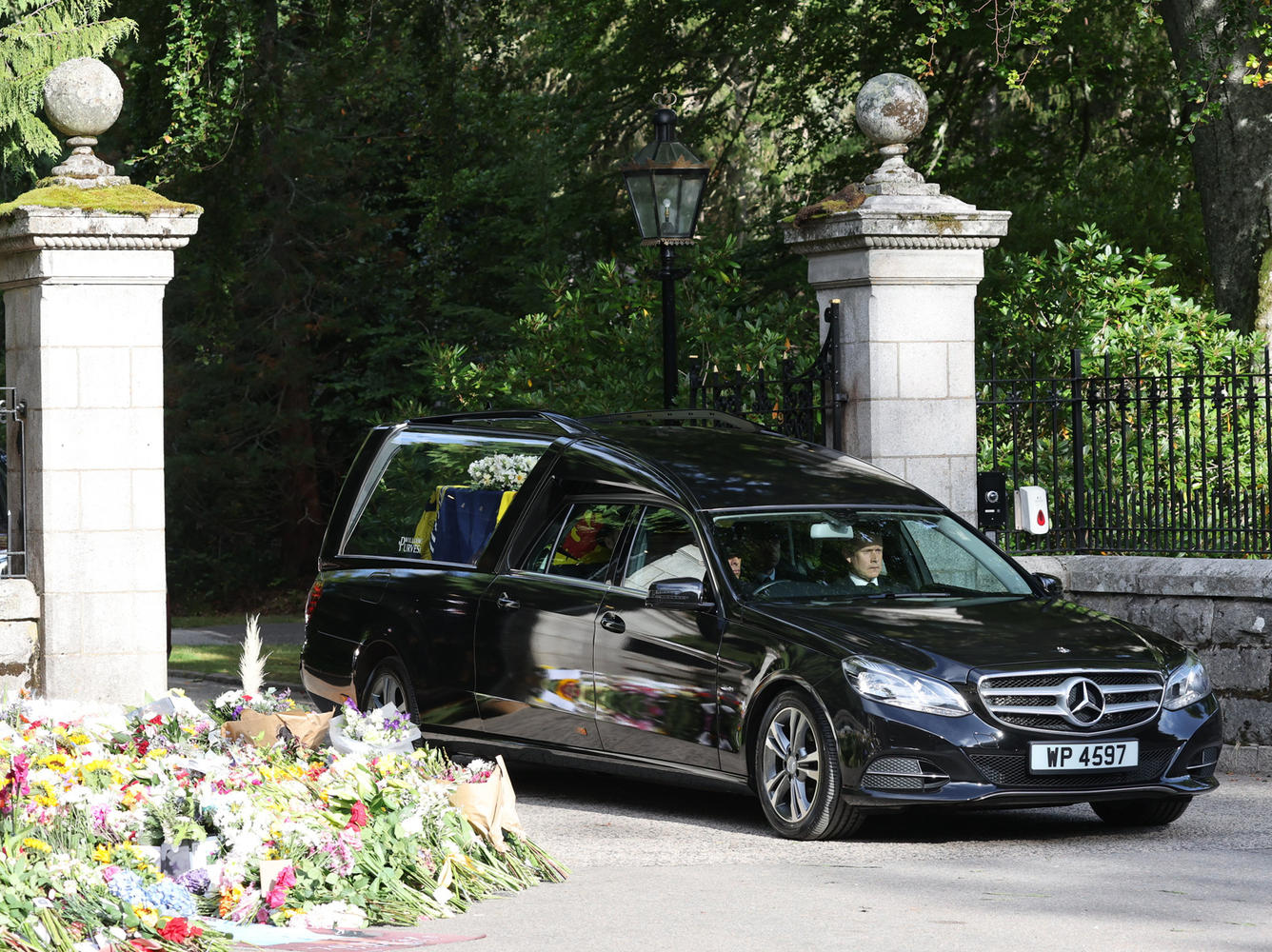 The coffin with the body of Elizabeth II was sent to Edinburgh: footage of grief