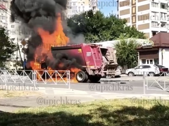 На улице Тургенева в Краснодаре загорелся автомобиль