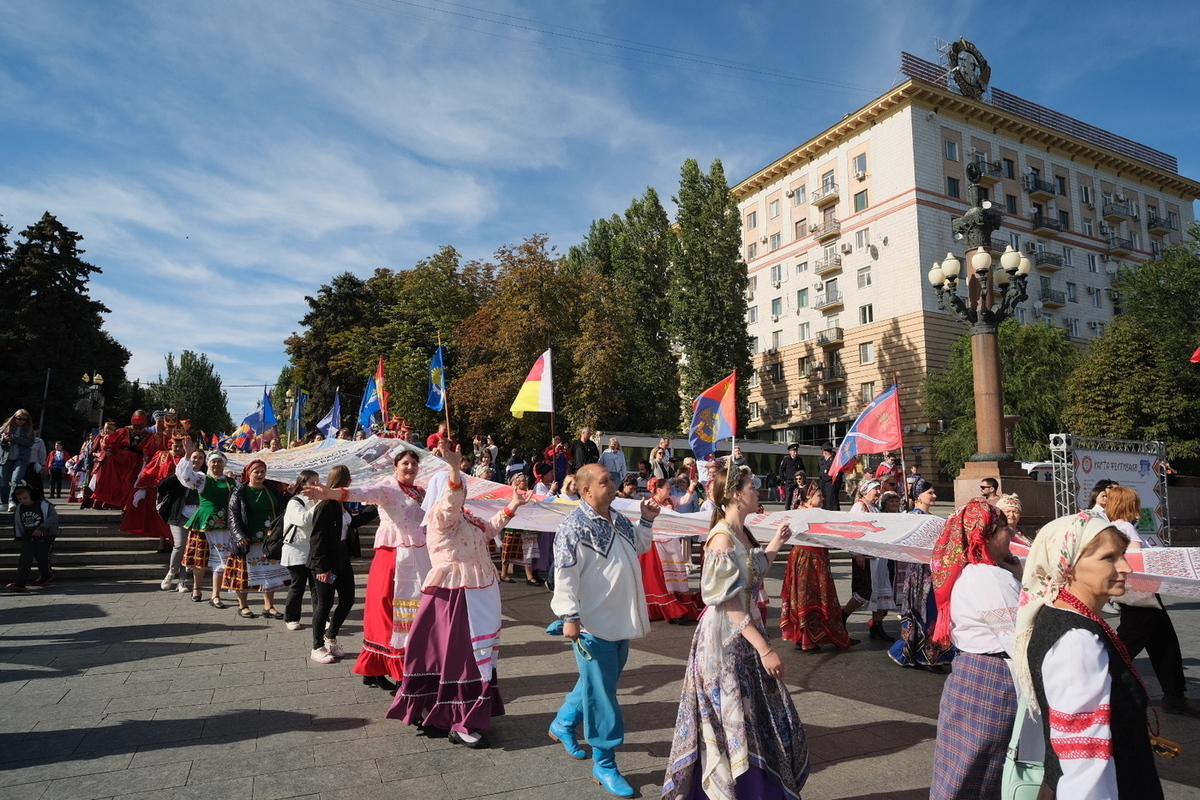 День волгограда. Украшения ко Дню города. День города Волгоград. МК К Дню города. Город России днем.