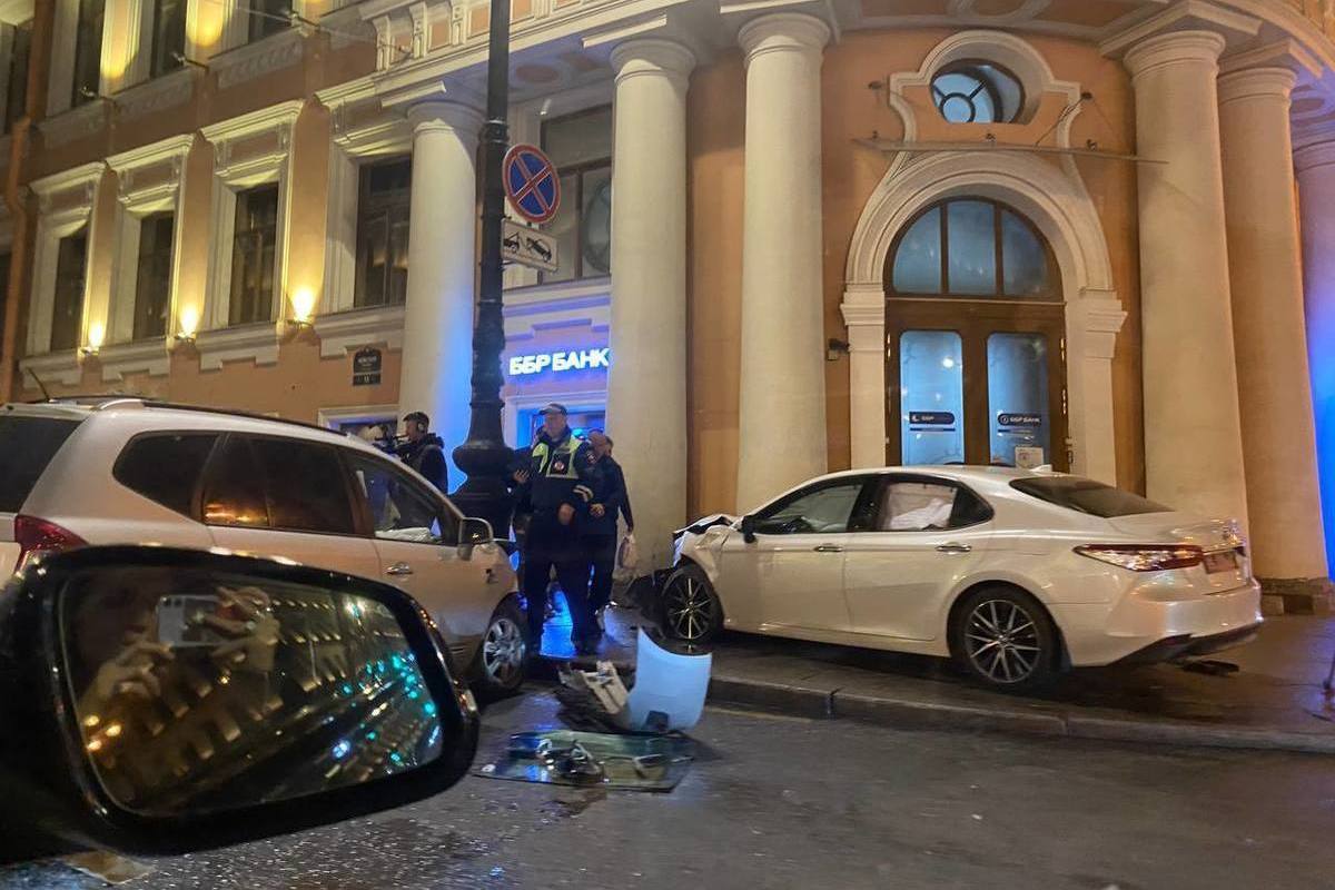 Видео аварии в санкт петербурге вчера. Авария на Невском проспекте в Санкт-Петербурге. ДТП на Невском проспекте вчера.