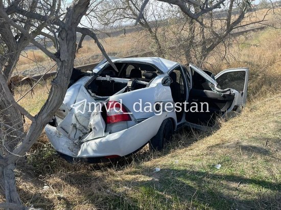 Автомобиль с людьми упал в кювет в Дагестане