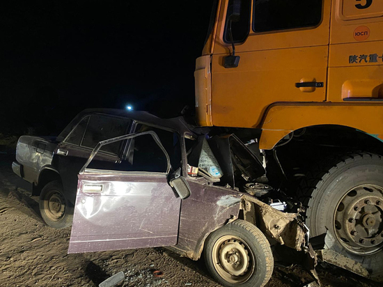 В Бурятии грузовик подмял под себя «Жигули» с пьяным водителем