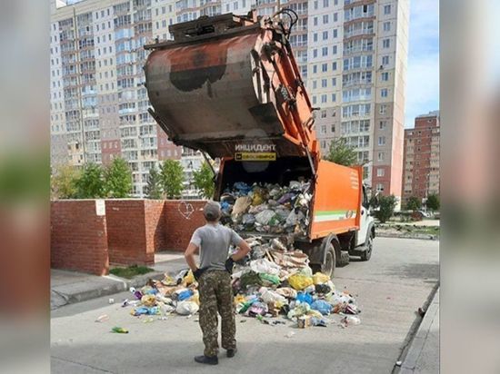 Отходы выпали из мусоросборщика в новосибирских «Родниках»