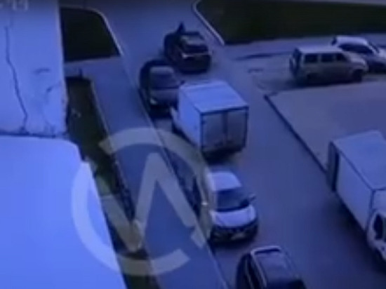 Во дворе Нового Уренгоя иномарка сбила юного самокатчика