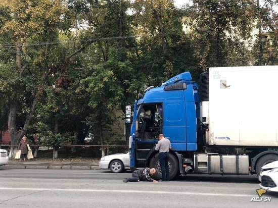 Пожилой новосибирец попал под колёса фуры в Заельцовском районе