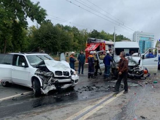 В Уфе пьяная автоледи с истекшими правами на БМВ столкнулась с «Мерседесом»