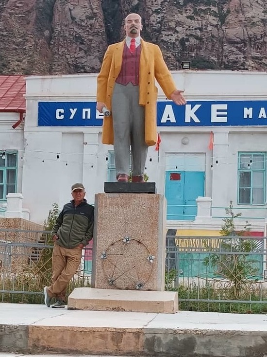 В Кыргызстане старый памятник Владимиру Ленину сделали цветным
