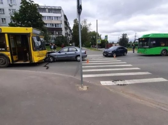 Городской автобус попал в ДТП на Запсковье
