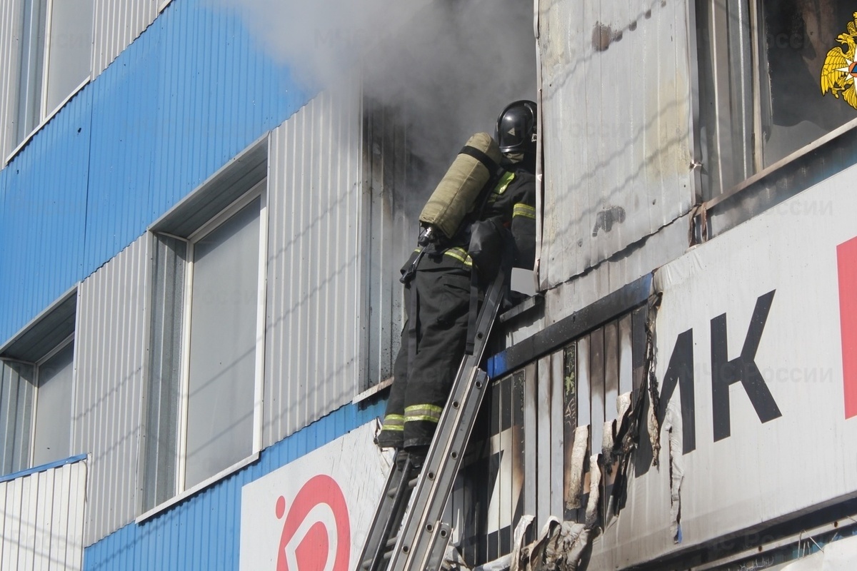 Костромские пожарные оперативно потушили пожар в офисно-торговом центре «АвтоРитм» на 2-ой Волжской улице