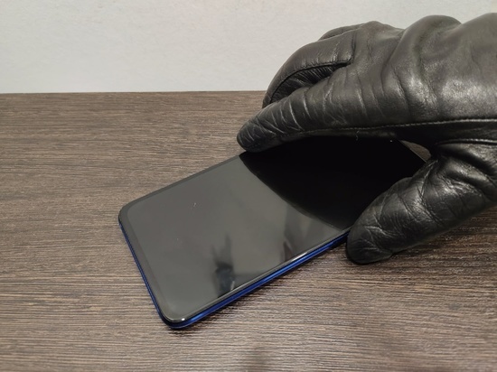 Мужчина украл два телефона из незапертой квартиры в Череповце