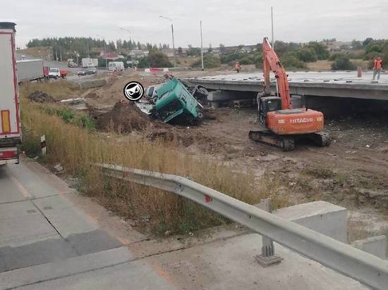 В Пензенской области с трассы слетел автовоз полный новыми авто