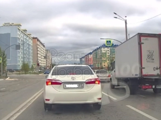 В Ноябрьске лихач на грузовике рванул на красный сигнал светофора и едва не сбил ребенка на самокате