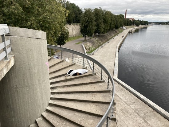 Студент умер на винтовой лестнице Ольгинского моста в Пскове