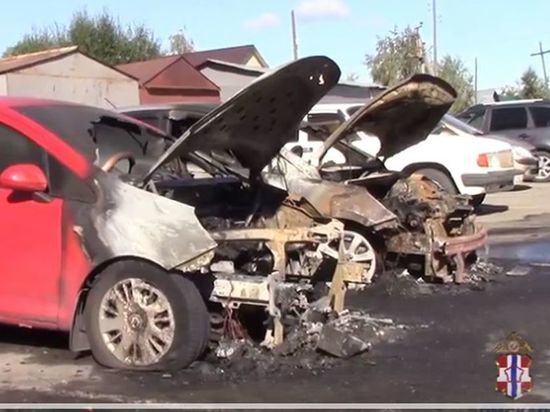 В Омске ночью во дворе дома сгорели 4 иномарки