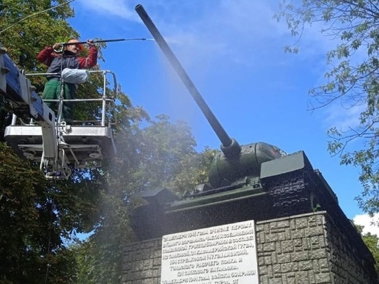 В Калуге помыли «Танк» в сквере Ветеранов