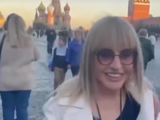 На Красной площади Алла Борисовна показала волосы без привычной накладки