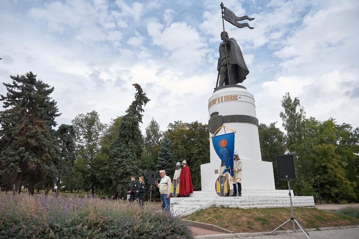 памятник александру невскому в москве