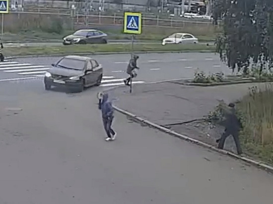 Пешеход едва успел убежать от автомобиля в Петрозаводске