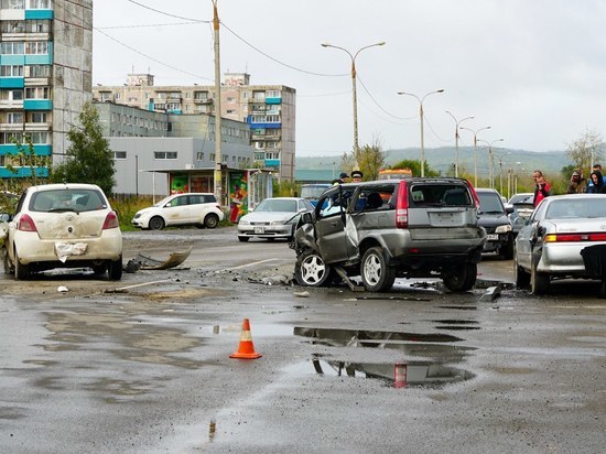 Двое водителей пострадали в тройном ДТП в Комсомольске