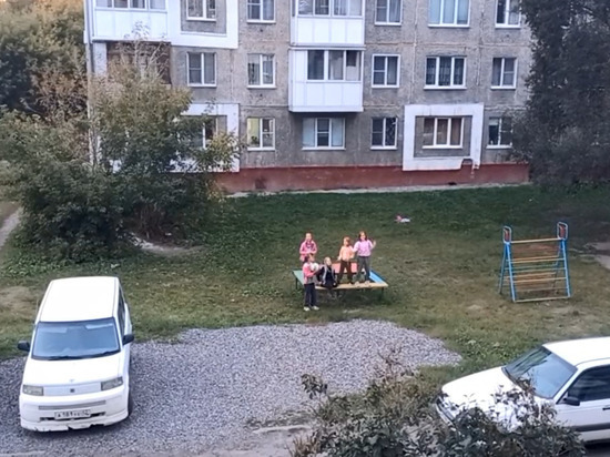 Песня, исполненная детьми в песочнице, приятно удивила кемеровчанина