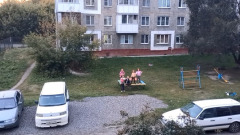 Дети в областной столице Кузбасса исполнили гимн под окнами жилого дома