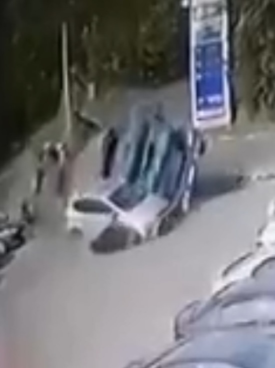 В Ярославле появилось видео ДТП, как грузовик придавил легковушку