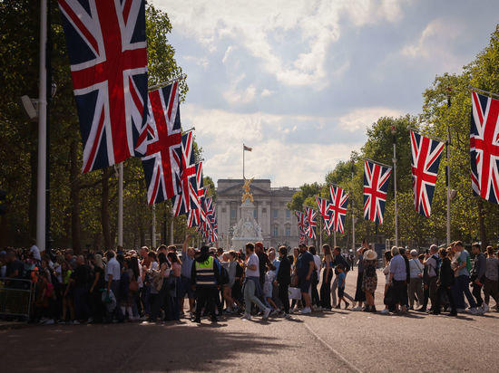 Independent: первые британцы собираются в очередь на прощание с Елизаветой II